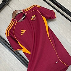 Maglia ufficiale Roma 25/26 Home Fan Version